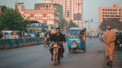 Dastak Post 16 - کراچی کے میئر مرتضیٰ وہاب بغیر ہیلمٹ موٹ